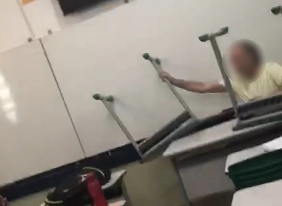 Aluno atira carteiras contra professor após ameaçá-lo de morte dentro de sala de aula
