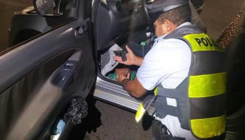 Pistola é encontrada embaixo de tapete de carro e homem acaba preso por porte ilegal de arma de fogo