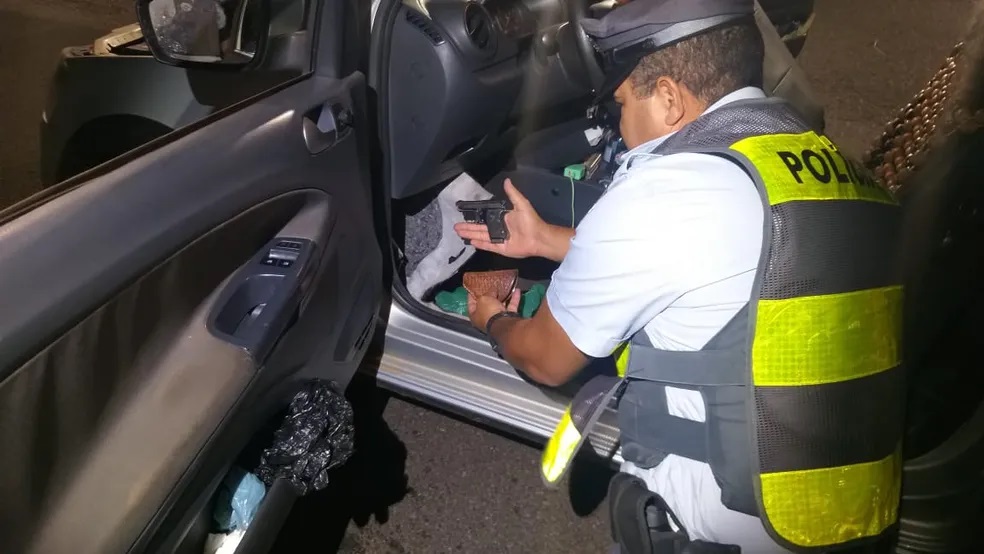 Pistola é encontrada embaixo de tapete de carro e homem acaba preso por porte ilegal de arma de fogo
