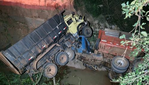 Dois caminhões caem no Córrego do Inferninho em trecho interditado de vicinal que liga Pacaembu e Mirandópolis