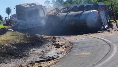 Carregados de álcool e farelo de soja, caminhões colidem e pegam fogo