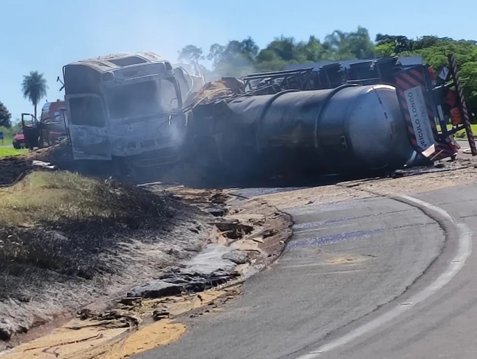 Carregados de álcool e farelo de soja, caminhões colidem e pegam fogo