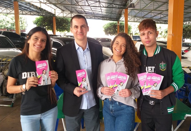 Alunos do Centro Universitário orientam a população sobre os direitos do consumidor