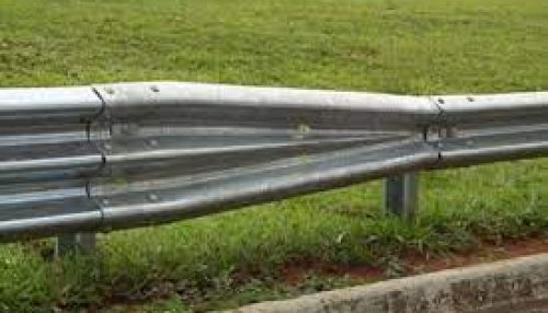 Motorista tem uma das pernas amputada após bater carro contra defensa metálica