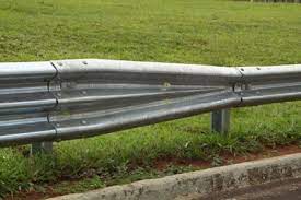 Motorista tem uma das pernas amputada após bater carro contra defensa metálica