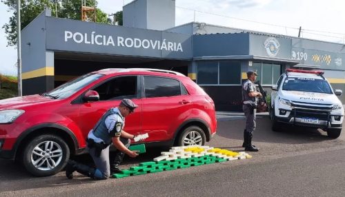 Motorista é preso com 55 kg de cocaína escondidas no painel do carro, em Presidente Venceslau