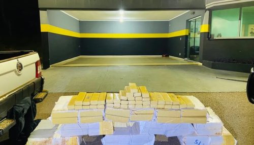 Dupla desobedece sinal de parada da polícia e acaba presa com mais de 300 kg de maconha