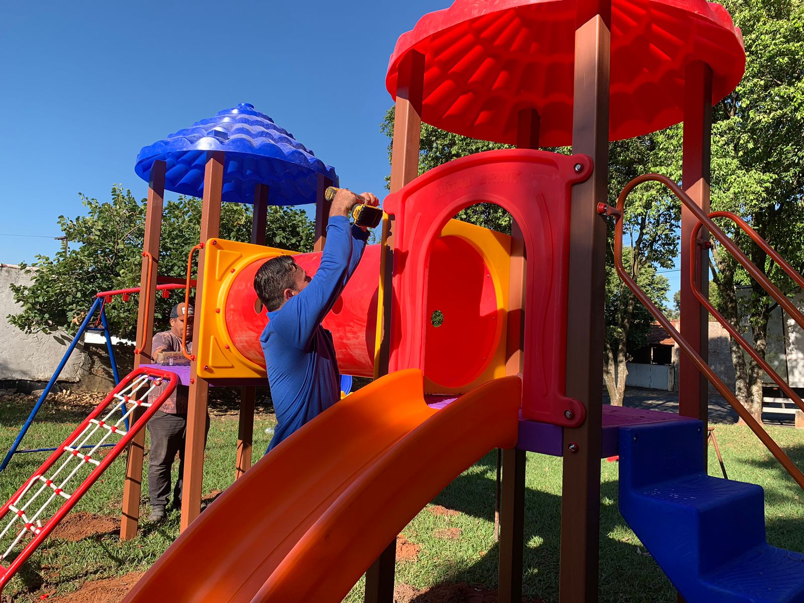 Prefeitura de Adamantina inicia instalação de parques infantis em diferentes pontos da cidade