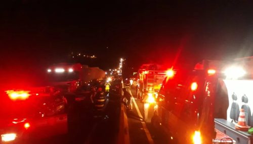 Carro fica ‘prensado’ em engavetamento e homem morre na Rodovia Raposo Tavares