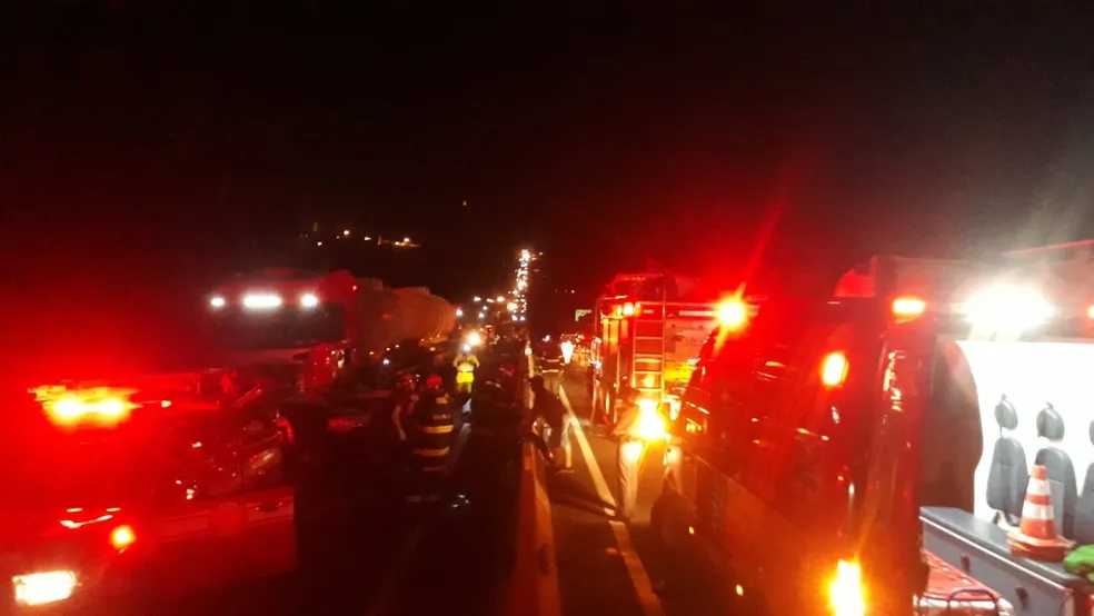 Carro fica ‘prensado’ em engavetamento e homem morre na Rodovia Raposo Tavares