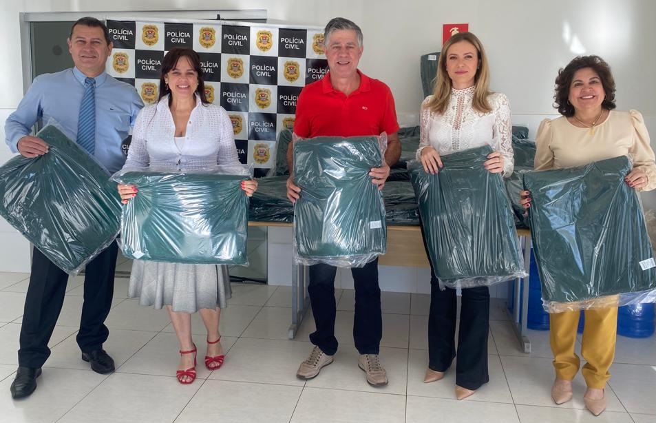 Policia Civil de Adamantina realiza entrega de cobertores