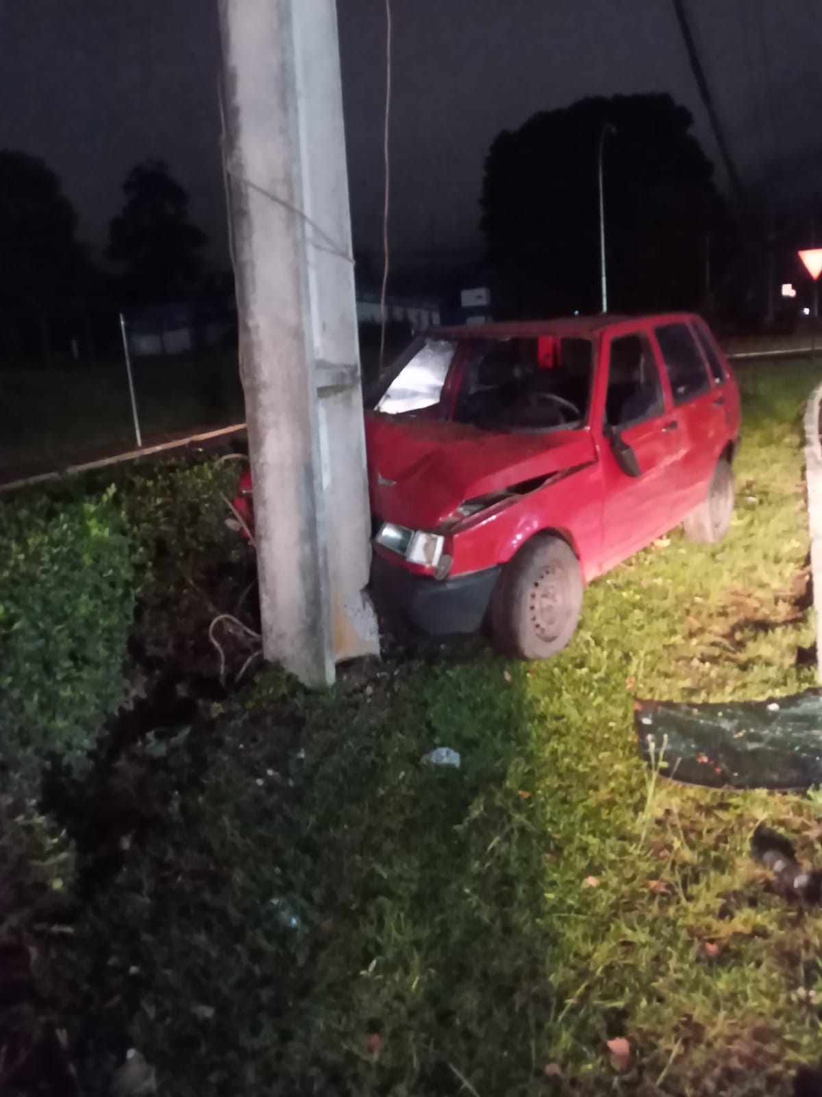 Mais de 4 mil clientes são prejudicados pela falta de energia causada por acidentes de trânsito com postes