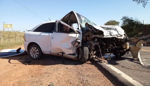 Colisão frontal entre dois carros mata três pessoas na Rodovia João Fiorilo, em Rinópolis