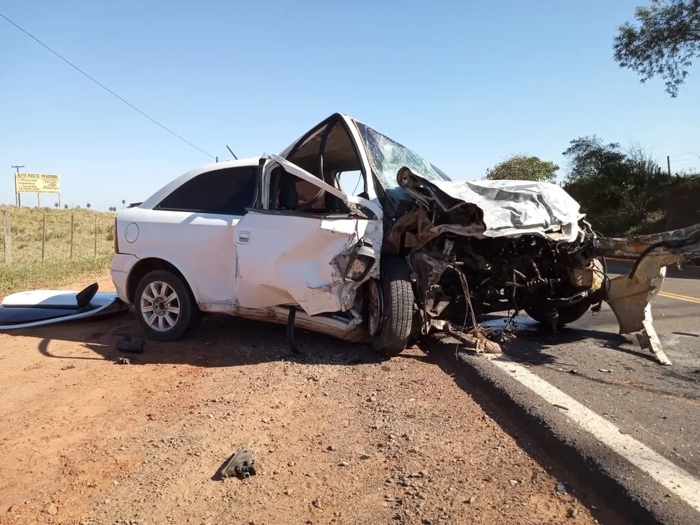 Colisão frontal entre dois carros mata três pessoas na Rodovia João Fiorilo, em Rinópolis