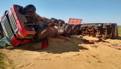 Tombamento de carreta esparrama carga de grãos de soja no entroncamento das rodovias José Batista de Souza e Raposo Tavares