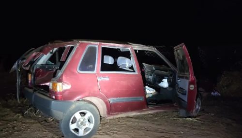 Ao tentar fugir da polícia, motorista perde o controle da direção e capota carro furtado em Junqueirópolis