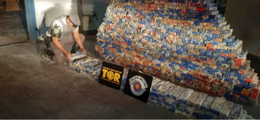 Polícia apreende quase duas toneladas de maconha em caminhão paraguaio em Parapuã