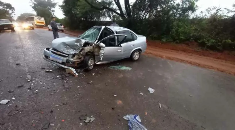 Colisão frontal deixa 7 pessoas feridas