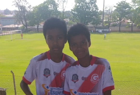 Irmãos que estudaram na EMEF Navarro de Andrade integram base do Flamengo