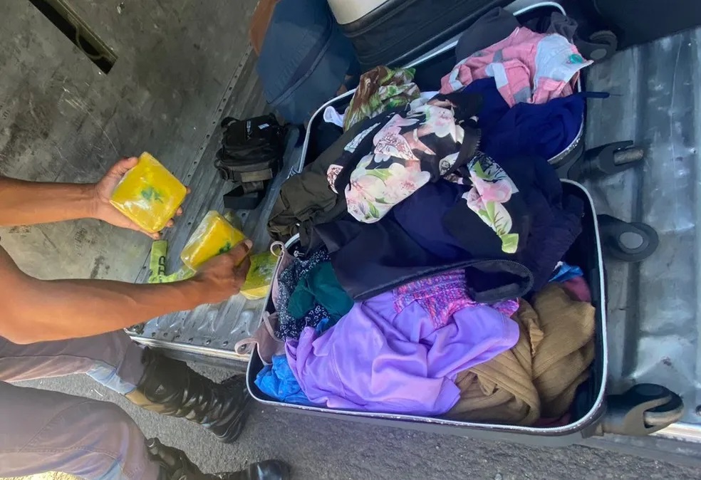 Casal de bolivianos é preso com cocaína escondida em mala