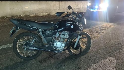 Motociclista morre após bater na traseira de caminhão na Rodovia