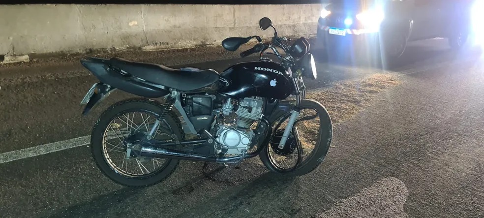 Motociclista morre após bater na traseira de caminhão na Rodovia