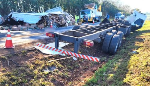 Caminhão de Bastos com ovos tomba na SP-294 em Garça
