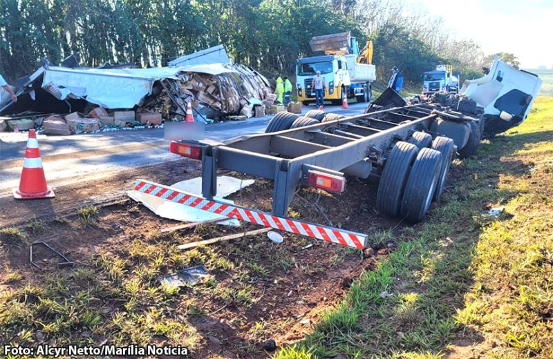 Caminhão de Bastos com ovos tomba na SP-294 em Garça