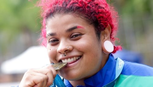 Izabela Rodrigues conquista ouro no Sul-Americano e carimba vaga para o Mundial na Hungria