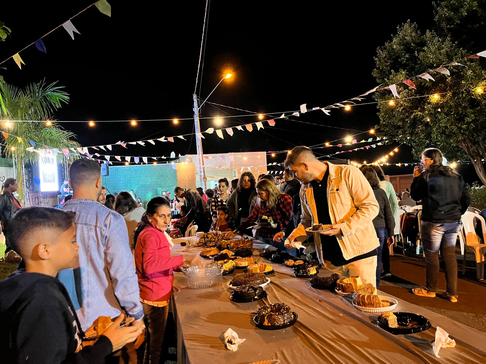 Bairro San Miguel tem festa junina familiar, organizada pela associação de moradores.
