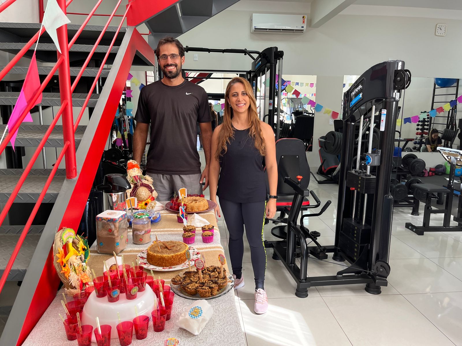 Vivi Souza Nutricionista, prepara comidas típicas para Arraiá Academia Rock Your Life.
