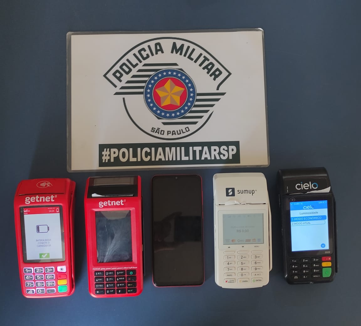 Polícia Militar impede golpes de estelionato e apreende máquinas e identificação do autor, em OC