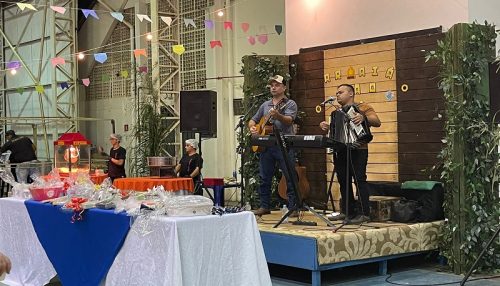 Arraiá do Centro Universitário reúne servidores e suas famílias em noite de confraternização