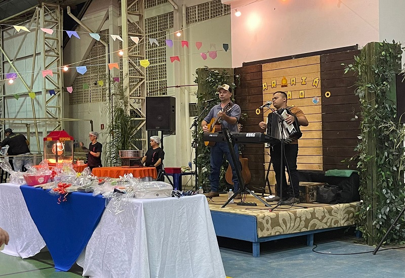 Arraiá do Centro Universitário reúne servidores e suas famílias em noite de confraternização