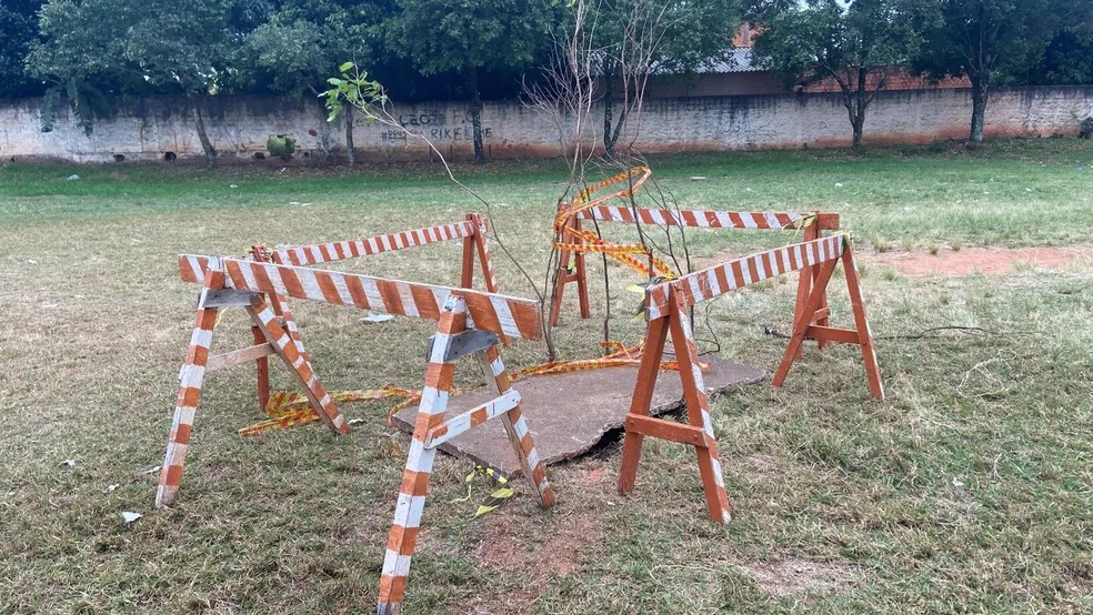 Criança de sete anos cai em buraco com oito metros de profundidade em campo de futebol