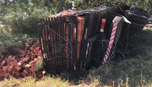 Caminhão com carga de tijolos tomba fora da pista da Rodovia Comandante João Ribeiro de Barros, em Adamantina