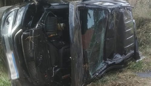 Acidente deixa três feridos e caminhonete destruída