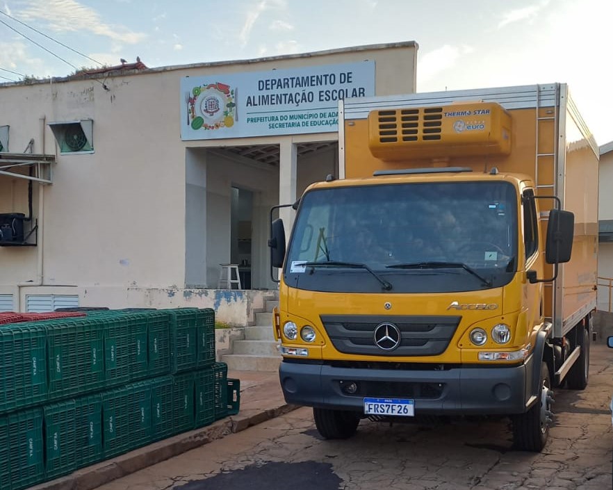 Caminhão frigorífico do Departamento de Alimentação Escolar de Adamantina atende 21 unidades
