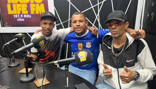 Mc's de Adamantina participam de batalha musical e sua participação ajuda eles vencerem.