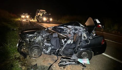 Três pessoas morrem em colisão frontal entre dois veículos