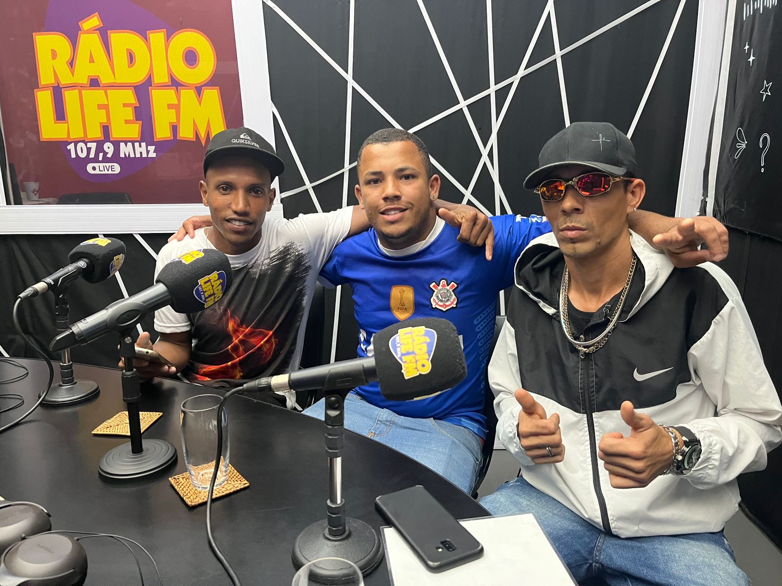 Mc's de Adamantina participam de batalha musical e sua participação ajuda eles vencerem.