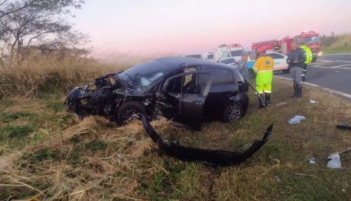 Motorista fica gravemente ferida após acidente entre carro e caminhão