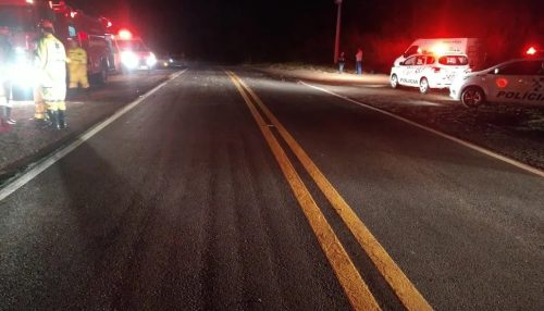 Colisão frontal entre carro e van mata três pessoas na Rodovia Salim Farah Maluf, em Caiabu