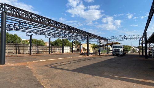 Cobertura metálica no Recinto Poliesportivo Sebastião Pires da Silva está em execução