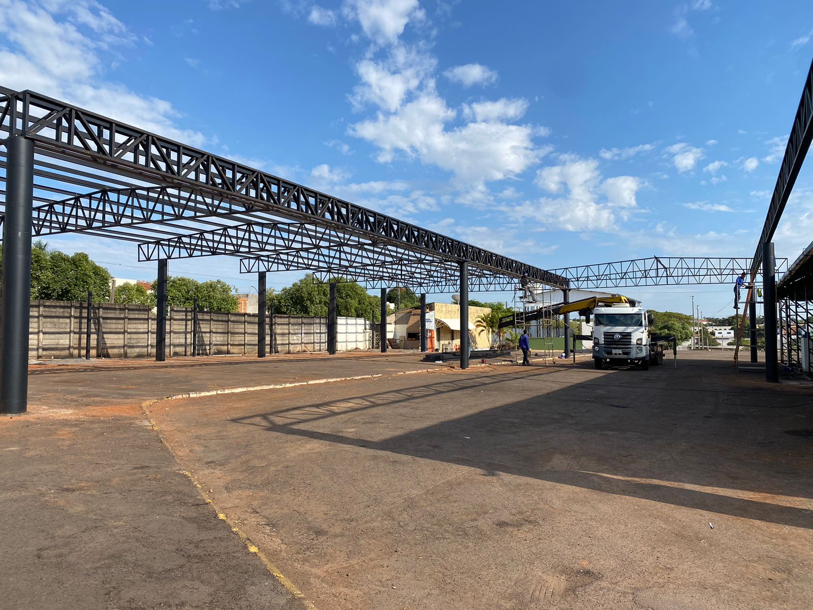 Cobertura metálica no Recinto Poliesportivo Sebastião Pires da Silva está em execução