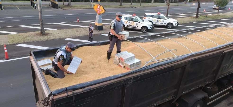 Fiscalização apreende meia tonelada de cocaína escondida em carga de soja