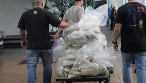 Motorista é preso ao transportar 1,2 tonelada de maconha em fundo falso de caminhão, em Taciba