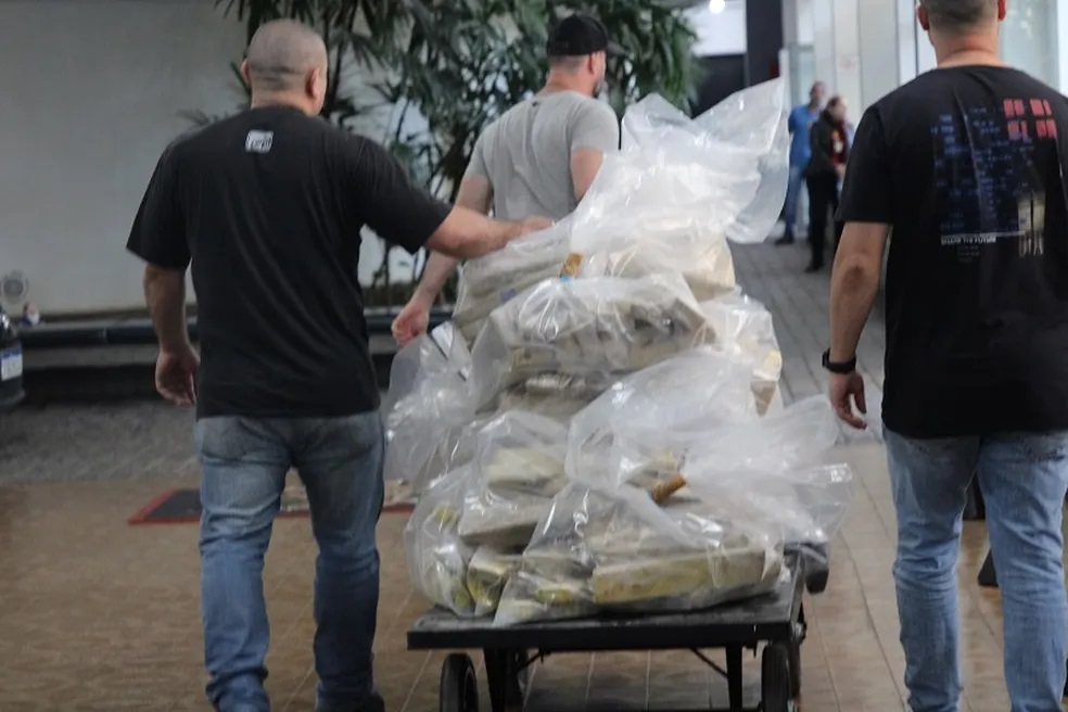 Motorista é preso ao transportar 1,2 tonelada de maconha em fundo falso de caminhão, em Taciba
