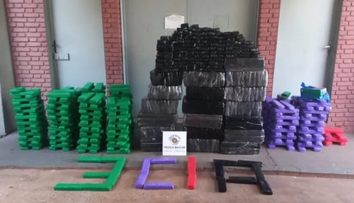 Carro carregado com maconha é abandonado em canavial