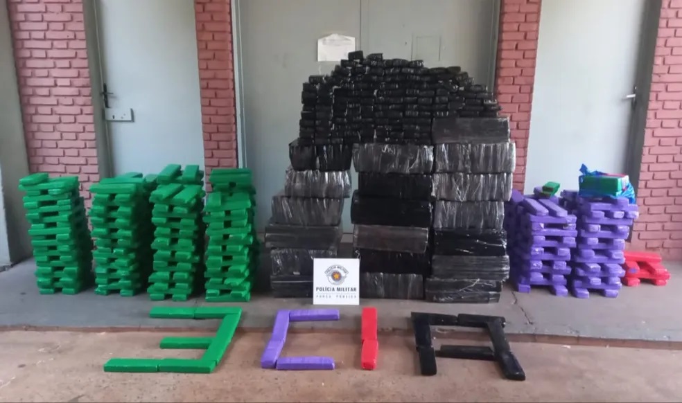 Carro carregado com maconha é abandonado em canavial